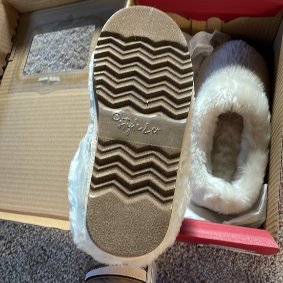 NWT cream thick warm faux fur slippers cruelty free 5 fits size 6 too - Picture 4 of 11